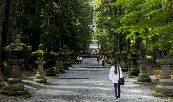 【Kitaguchi Hongu Fuji Sengen Shrine】
This shrine is called "Kitaguchi Hongu Fuji Sengen Shrine," where "shrine" means "jinja." "Sengen" is related to the old reading "asama" and is associated with Shinto animistic worship of volcanoes and the Asama branch shrines around Mount Fuji. Since ancient times, Mount Fuji has captivated people with its beauty while also posing the threat of eruptions. Originally, sacred mountains were considered the abode of gods, and people could not enter them. People hoped to purify their bodies and minds to climb the steep peaks. Later, Fuji pilgrims known as "Fuji-ko" emerged and flourished during the Edo period. Many historical military leaders in Japan favored this shrine, including Takeda Shingen, one of the most famous military leaders of the Sengoku period. The main deity is Konohanasakuya-hime no Mikoto, enshrined with her husband Ninigi no Mikoto and her father Oyamatsumi no Kami. These deities, representing the wife, husband, and father, are believed to protect marital harmony and family happiness.