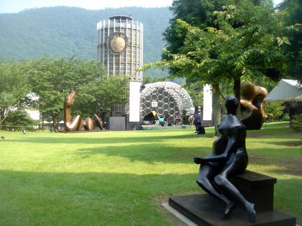 【Hakone Open-Air Museum】
The Hakone Open-Air Museum, Japan's first outdoor museum, was established in 1969. It aims to create a space where art and nature blend seamlessly. Spanning 70,000 square meters, it showcases around 120 works by modern and contemporary sculptors, including masterpieces by Rodin, Henry Moore, and Miró.