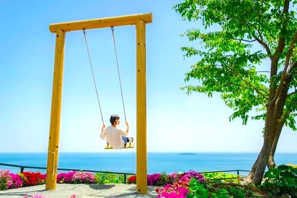 Atami Rose Garden
The "Sky Swing with Sea View" in Atami Rose Garden is the most popular photo spot in the garden. When the swing reaches its highest point, you can enjoy an unobstructed view of the sea.