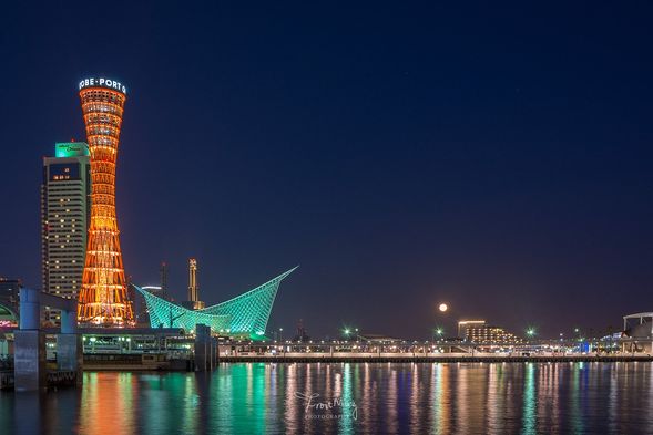 Kobe Port Tower
Standing at 108 meters tall, this tourist attraction was designed for Noh theater, inspired by the kabuki hourglass and drum. The Kobe Port Tower features a red lattice decoration mimicking drum ropes and tightly woven LED lights, making it one of Kobe's most beautiful and awe-inspiring night views.