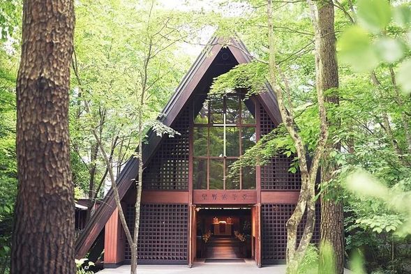 "Karuizawa Kogen Church" and "Harunire Terrace" were built after World War II. Previously, during the Taisho period, they served as "Hoshino Gakudo," a place where intellectuals and writers exchanged ideas and gathered.