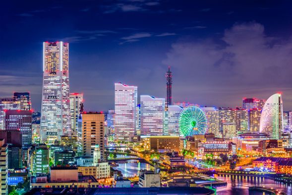 The Yokohama Landmark Tower, standing at approximately 296 meters, is the second tallest building in Japan. Its most distinctive feature is the Sky Garden on the 69th floor, offering a 360-degree view of the Yokohama nightscape. You can also see famous landmarks such as Tokyo Tower and Skytree.