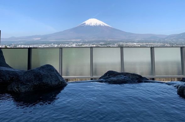 At the outdoor hot springs of Kinunohana no Yu, you can enjoy a relaxing soak while admiring the beautiful views of Mount Fuji.