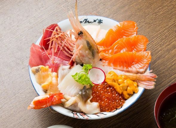 Enjoy the "deliciousness" of Hokkaido! Ramen, Genghis Khan BBQ, crab, sashimi, and various fresh seafood, along with dairy products and a variety of desserts, make you feel like you've arrived in a food paradise.