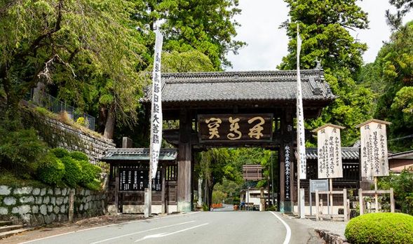 【Kuonji Temple】
Kuonji (久遠寺) is a temple located in Minobu Town, Minamikoma District, Yamanashi Prefecture, Japan. It is the head temple of Nichiren Buddhism. The temple's mountain name is "Minobusan" (身延山). The principal image is the Three Jewels, the founder (establisher) is Nambu Sanenaga, and the founding priest is Nichiren.