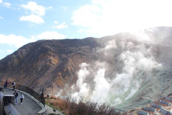 【Owakudani】
Owakudani is a well-known geothermal area in Hakone, where you can admire unique natural landscapes such as "Hell Valley," "Tengu Rock," and "Dragon's Mouth." This area is a must-visit, especially for those interested in geothermal activity.