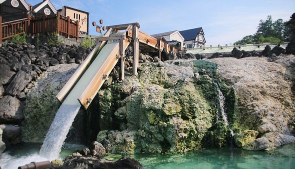 Kusatsu Onsen is renowned as one of Japan's "Three Famous Hot Springs." The hot spring water is highly acidic and is well-known for its excellent antibacterial properties.