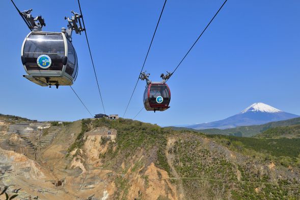 【Hakone Ropeway】
The Hakone Ropeway connects Togendai Station and Sounzan Station in Hakone Town, Kanagawa Prefecture. The cable car, which can hold 18 people per cabin, travels between Togendai Station, Ubako Station, Owakudani Station, and Sounzan Station at intervals of about one minute. At its highest point, approximately 130 meters above ground, the ropeway offers panoramic views of Hakone and the seasonal changes of Mount Fuji.