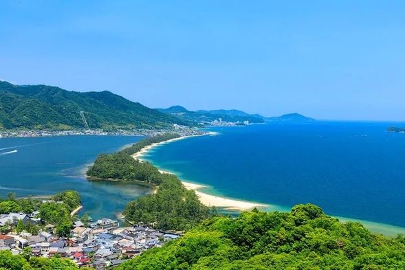 Heaven's Bridge
The meaning of Amanohashidate is "Heaven's Bridge," because when viewed from the mountains on either side of the sandbar, it looks like a path connecting heaven and earth. The narrow sandbar is only 20 meters wide at its narrowest point, and most of the sandbar is covered with pine trees.