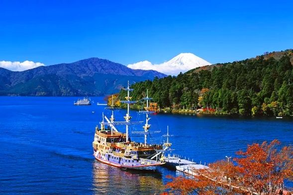 【Hakone】
Hakone is a popular tourist destination near Tokyo and Mount Fuji, known for its beautiful scenery and diverse activities throughout the year. Visitors can enjoy stunning views in all four seasons. Conveniently located between Tokyo and the Kansai region, it is accessible by Shinkansen, with travelers disembarking at Odawara Station and touring Hakone before heading to Osaka and Kyoto.