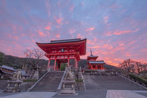 【Kyoto】
Kyoto is a city in the Kinki region of Japan, roughly corresponding to the central area of today's Kyoto City. Its history began in the 8th century with the establishment of "Heian-kyo," which was designated the capital of Japan in 794. It developed into a significant political and cultural center in Japan's medieval and early modern periods until the capital was moved to Tokyo in 1869. After a millennium of development, Kyoto, along with Tokyo, is now one of Japan's most iconic cultural showcases.