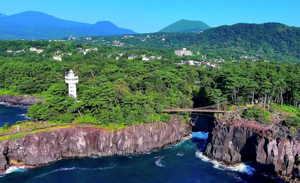 Jogasaki Coast
Stretching 9 kilometers, the Jogasaki Coast is a lava rock coastline formed by lava flows about 4,000 years ago, eroded by sea water. It has become one of the most iconic tourist attractions in the Higashi-Izu area of Shizuoka Prefecture.