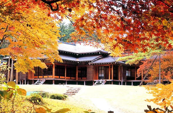 Tamozawa Imperial Villa Memorial Park in Nikko was established as a retreat for Emperor Taisho. It is a comprehensive architectural complex that combines styles from the late Edo period, Meiji, and Taisho eras.