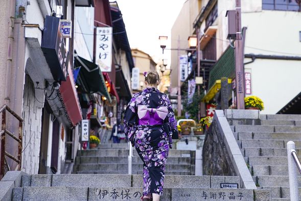 The historic Ikaho Onsen has long been loved by many literary figures such as Takehisa Yumeji, Tokutomi Roka, and Yosano Akiko. Here, you can fully immerse yourself in the literary atmosphere of autumn.