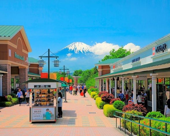 【Gotemba Premium Outlets】
Gotemba Premium Outlets is a large shopping center featuring many international and Japanese brands, offering relatively affordable prices. The center also has numerous restaurants and cafes where you can relax and unwind after shopping.