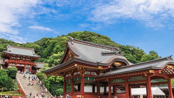 Tsurugaoka Hachimangu Shrine
Tsurugaoka Hachimangu Shrine is one of the symbols of Kamakura. It is conveniently located near Kamakura Station. The beautiful vermilion buildings are definitely worth admiring.