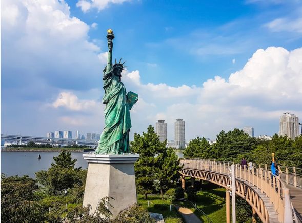 Odaiba is a ultra-modern area floating on Tokyo Bay. It is the best place for yacht cruises, shopping, and general waterfront leisure activities.