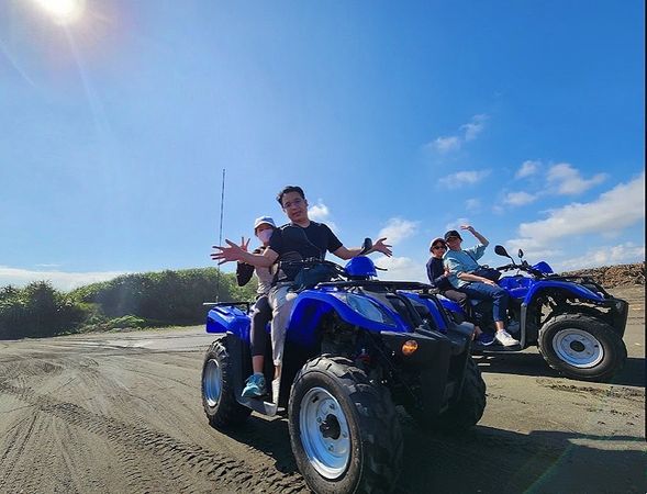 爸爸帶著我~我們一起飆沙去