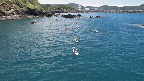 邊滑邊欣賞海天一色的風景