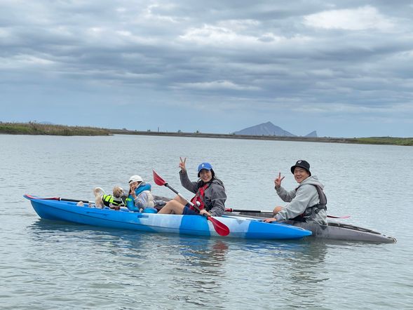 在獨木舟上遠眺龜山島,一定要合照記錄一下