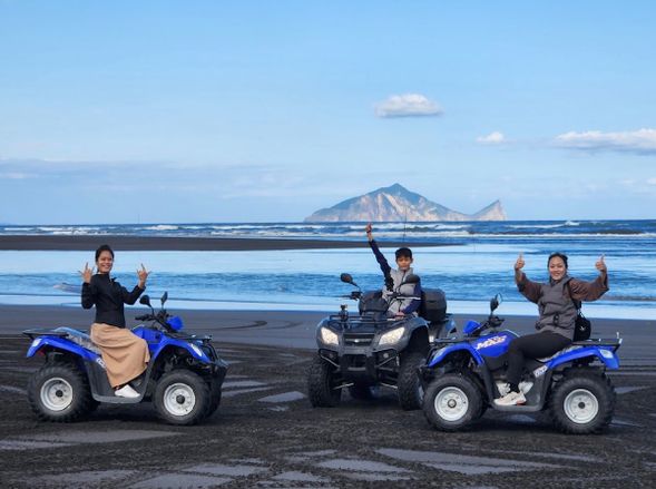 我們和龜山島合影