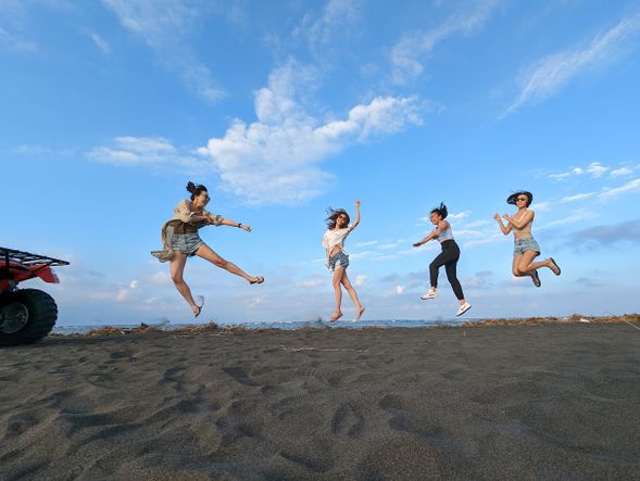 就來比比你跳的高還是我彈的遠