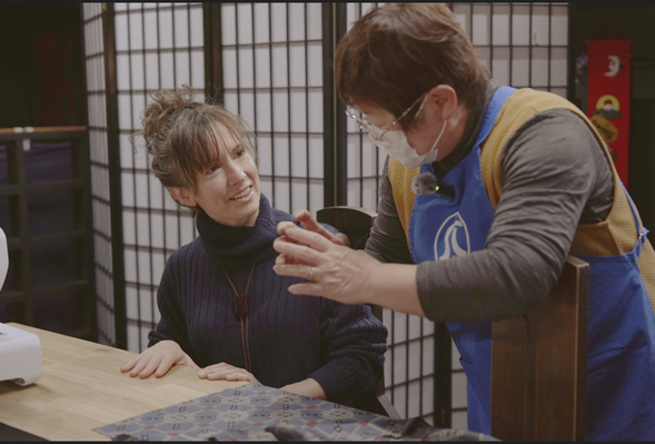 風呂敷制作体験(指導を受けながら)