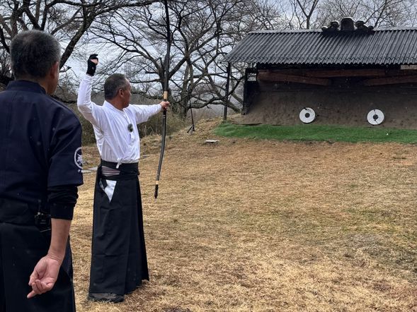 Morning
Kyudo archery experience at Nashiwari Dojo (approx. 90 minutes)
– Introduction to the history and philosophy of Kyudo
– Basic posture and etiquette
– Shooting experience