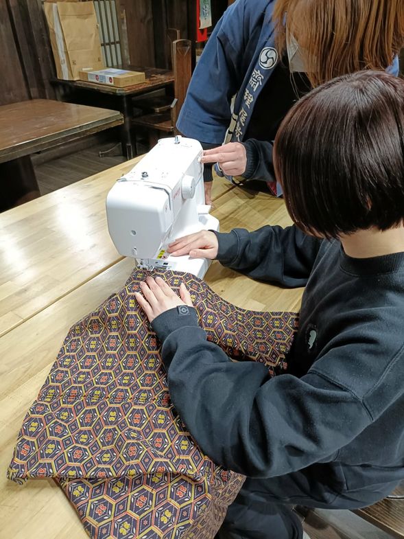 風呂敷制作体験(指導を受けながら)