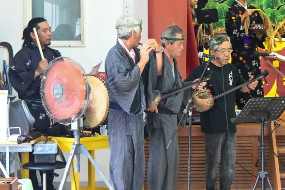 BBQ Dinner
An outdoor dinner featuring plenty of fresh local ingredients.
Bonfire & Sanshin Live Performance
Enjoy a bonfire made with the driftwood you collected, while listening to a live sanshin performance by Mr. Isamu Kaji.