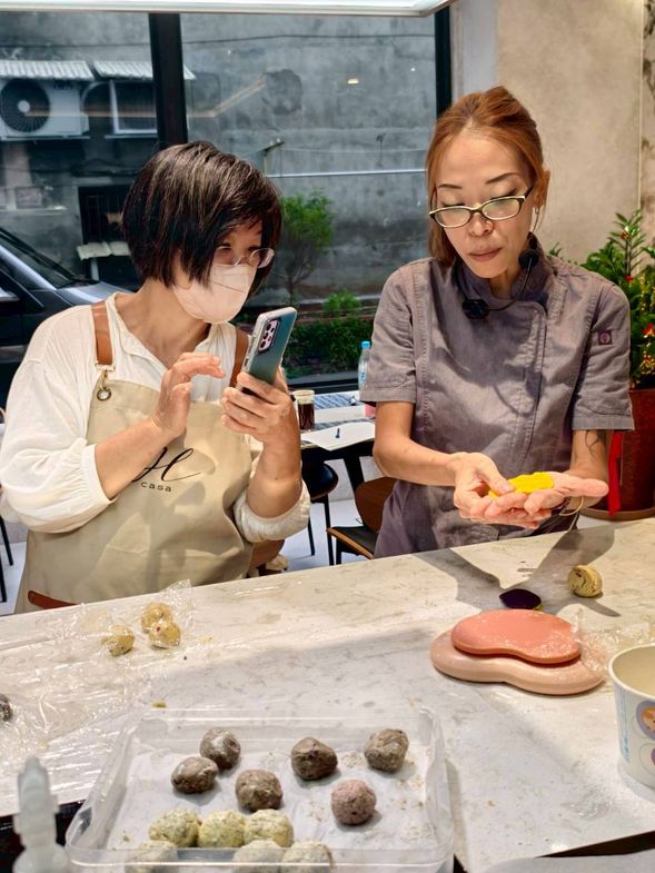 由專業的老師帶領您,進入烘焙的世界,手把手的教導,體驗月餅製作的美好。