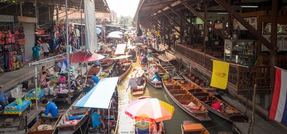 Damnoen Saduak Floating Market is one of the oldest and most distinctive floating markets in the Bangkok area. Here you can appreciate the lifestyle and culture of the local residents and explore the various local specialties and handicrafts sold by vendors on boats.