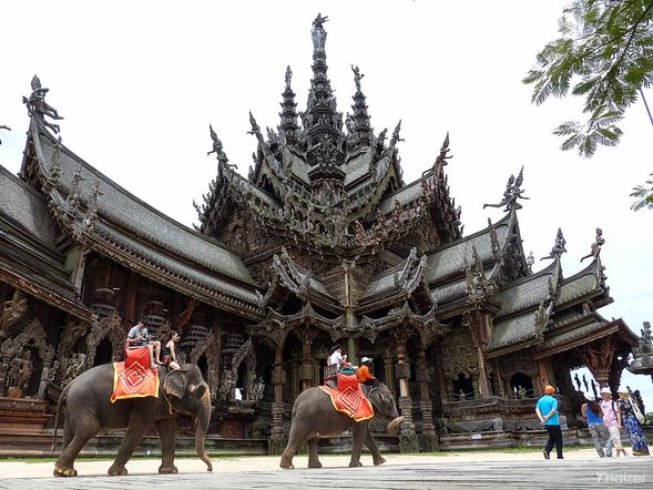 Pattaya is not only a place of natural beauty, but also a place of rich cultural and historical attractions. Landmark buildings such as the Temple of Truth, Nong Nooch Tropical Garden and Pattaya Floating Market showcase Thailand’s traditional culture and architectural art.