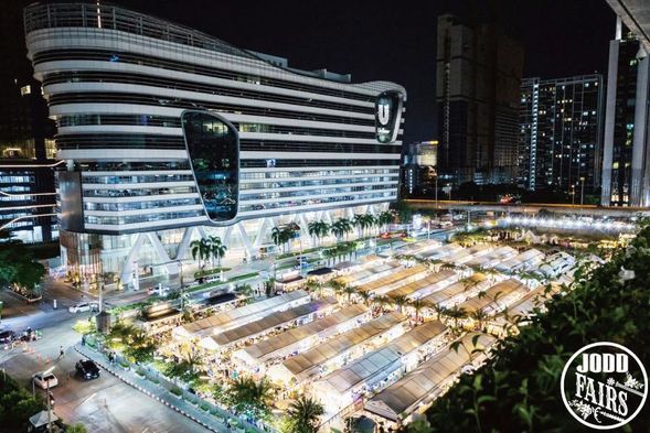 Bangkok JODD FAIR is one of the must-visit night markets in Bangkok. It has a variety of special snacks, open-air bars, clothing and handicrafts, etc. It is conveniently located near RAMA 9 MRT and Rama 9 Central Shopping Mall. Travelers can choose this place as the final stop.