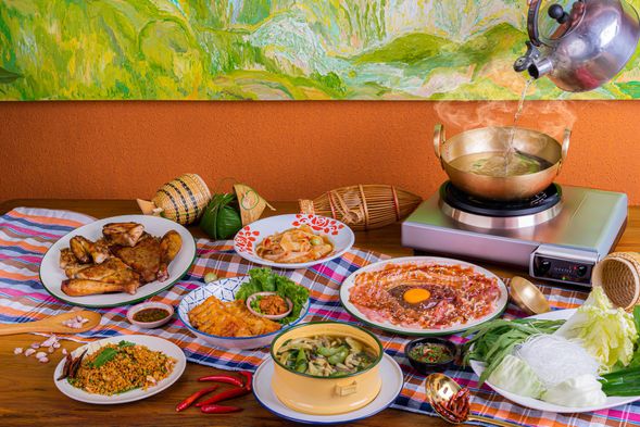 Pen Lao Thai Restaurant: A traditional Thai restaurant, its signature dishes are Northeastern-style grilled chicken and green papaya salad.