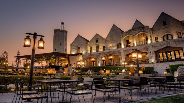 Midwinter Green: A castle-style restaurant with a charming night view. The charcoal-grilled ribs and home-brewed beer are recommended.