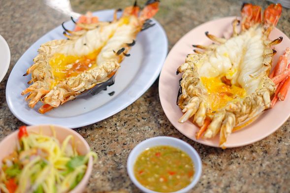 Ayutthaya Central Prawn Market is home to a cluster of grilled prawn restaurants. Prawns, a Thai specialty, are cooked to order, freshly caught, and cooked at affordable prices, making it a must-try foodie destination in Ayutthaya.