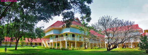 (*Open only on weekends*) Mrigadayavan Palace is located in Hua Hin and is the summer palace of the Thai royal family. Built in the 1920s by King Rama VI, the entire structure is made of teak, with good ventilation and close to nature. Surrounded by beautiful gardens and facing the beach, the palace is an ideal place to admire historical buildings and learn about the life of the Thai royal family.