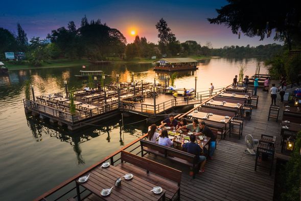 Keeree Tara Riverview Restaurant combines Thai and Western cuisine in a romantic atmosphere. It is recommended to go there in the evening to enjoy the beautiful sunset over the River Kwai while dining.