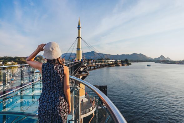 Skywalk in Kanchanaburi
Kanchanaburi's newest internet-famous attraction is a 150-meter-long transparent glass walkway that hangs 12 meters (about 4 stories high) above the River Kwai. It offers a 360-degree view of the confluence of the River Kwai, Maeklong River and Kuay Nei River. The riverside scenery is particularly charming at sunset. Tickets are 60 baht (including shoe covers), opening hours are 08:00-18:00, suitable for taking photos and checking in