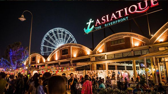 The Asiatique Riverside Night Market, also known as the Bangkok Pier Night Market, is a modern shopping district that blends European and American design with Thai cultural and creative elements. The riverfront area boasts a 300-meter promenade, touted as Bangkok's longest. It also features riverside restaurants, open-air event venues, and the 60-meter-tall Asiatique Sky Ferris wheel, Bangkok's tallest (you can choose your drop-off location).
