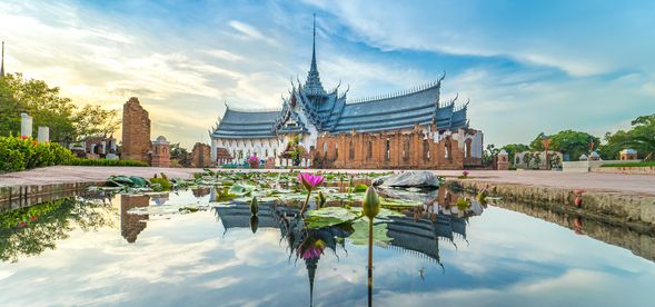 Located in Samutprakarn, just over an hour's drive from Bangkok, The Ancient City is known as the largest outdoor museum, covering 200 acres. Its layout mirrors the shape of Thailand, and it features a collection of important historical sites and buildings, including the Grand Palace, Wat Sukhothai, ancient cities, pagodas, and Buddhist temples. These sites have been scaled down and restored, and are located in various areas of the ancient city according to their geographical locations. Visitors can seemingly travel through time and space, immersing themselves in different stages of Thai history, allowing you to traverse the entire country's culture, history, architecture, and heritage in just one day!