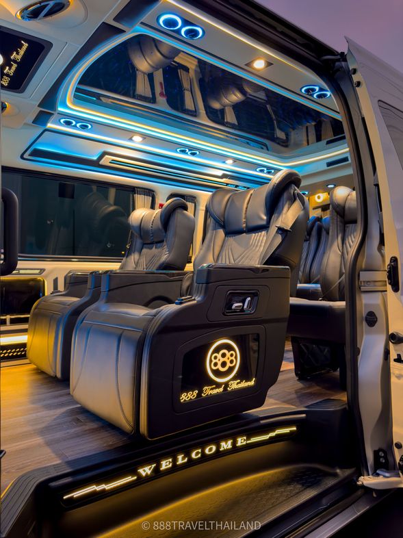 Premium and comfortable ride experience: Passengers can enjoy the high-end comfort provided by the V8 Super Luxury Nanny model. The car is equipped with comfortable leather seats, entertainment system, personal USB charging ports, and ample legroom, adding a relaxing and pleasant atmosphere to the journey.