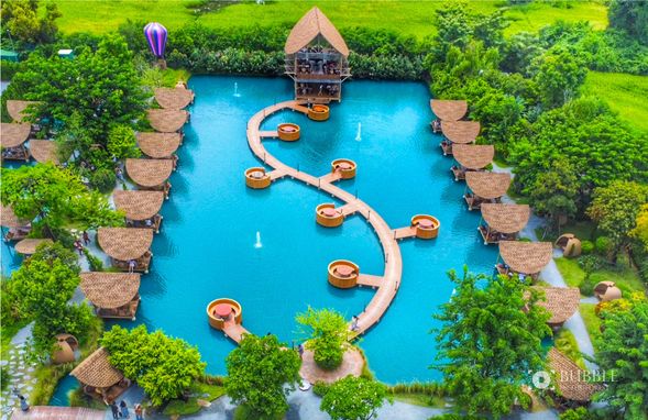 The romantic Maldivian-style restaurant Bubble in the Forest offers a unique style and romantic atmosphere, allowing you to experience the comfort of a vacation. The stunning water views and delicious food combine to create a feast for the eyes and taste buds.