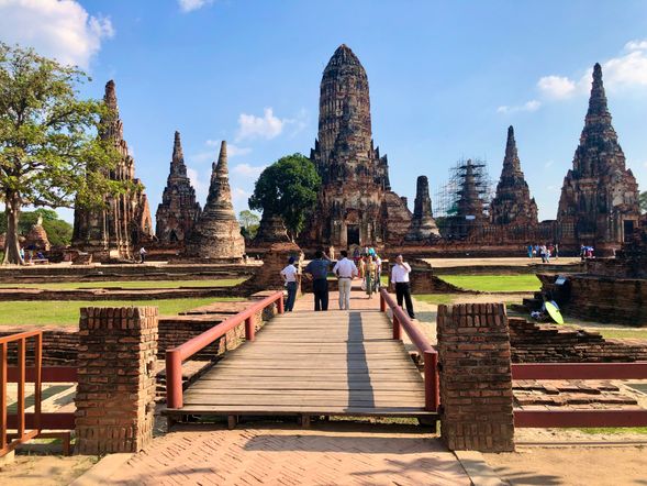 Wat Chaiwatthanaram, a scence in the Thai drama "The Perfect Match," is one of Ayutthaya's most majestic and beautiful temples. Its design is in Khmer style, a popular architectural style at the time. At the center of the complex is a large Khmer-style pagoda, surrounded by four smaller pagodas, and eight smaller pagodas and gates. Surrounding the 13 tall pagodas are 120 seated Buddha statues, while within the eight smaller pagodas sit 12 more large Buddha statues.