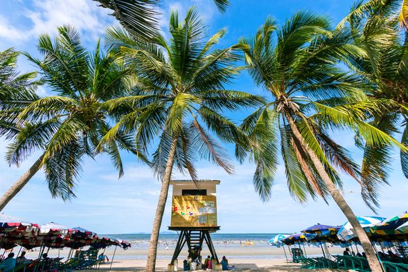 Bangsaen Beach: A quiet beach with few people and beautiful scenery. It is even more lively on weekends.