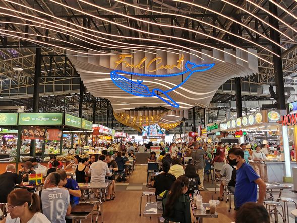 Explore Thonburi Seafood Market, pick out fresh seafood, and taste authentic Thai seafood cuisine in the market. This is a vivid display of authentic seafood culture