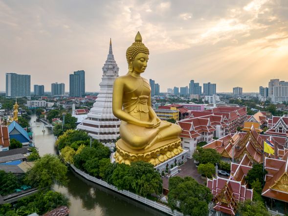 At Watergate Temple, admire the magnificent 20-story-high Buddha. The huge golden Buddha body sits on the river bank, forming a stunning contrast with the surrounding city buildings.