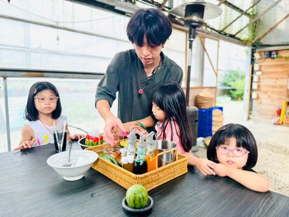 活動介紹:
想知道每年的夏天盛產那些蔬果嗎?
來一趟夏日派對系列的食農體驗,
帶你從美好食材的源頭開始
跟著香草一同跟食材/環境們 相識 相知 相惜,
讓你擁有充滿好吃好玩又有趣的一天!