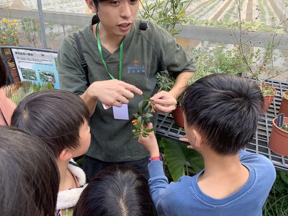 農 場 導 覽
跟著香草島島主的腳步,一同認識桃園大溪,
一同了解友善環境,永續農業,有機生態的眾多知識。